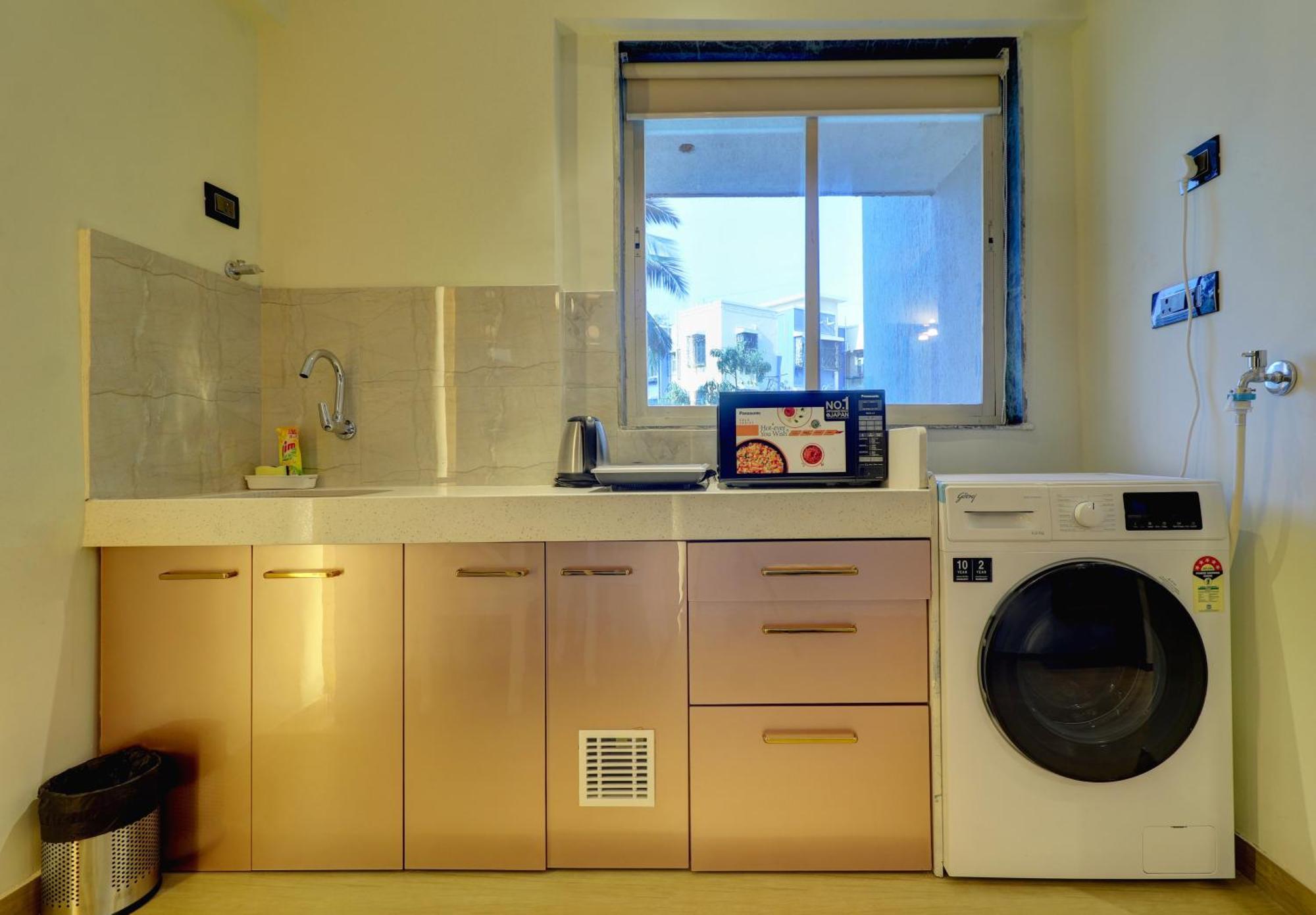 Home2 Studio Apartments 뭄바이 외부 사진