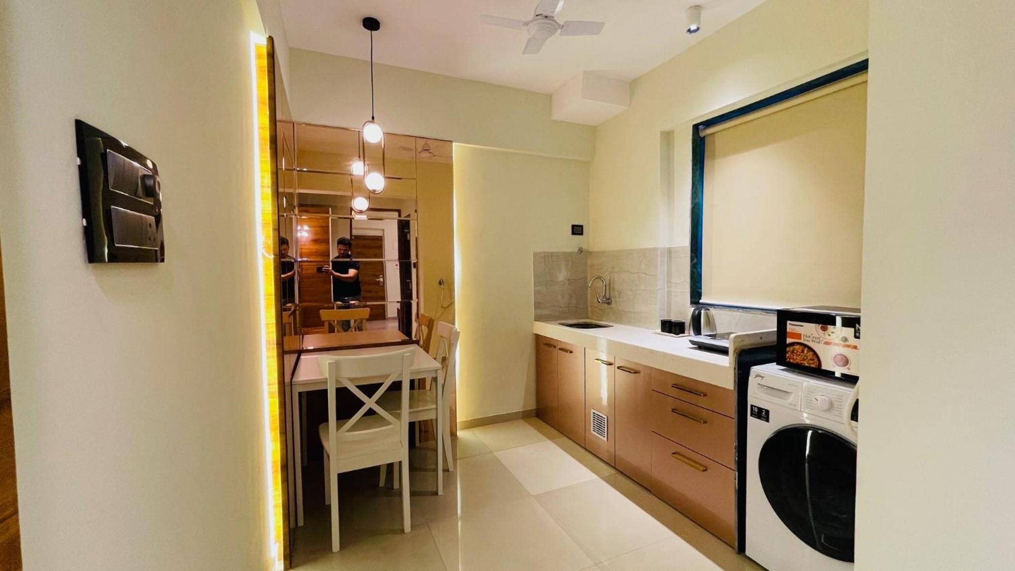Home2 Studio Apartments 뭄바이 외부 사진