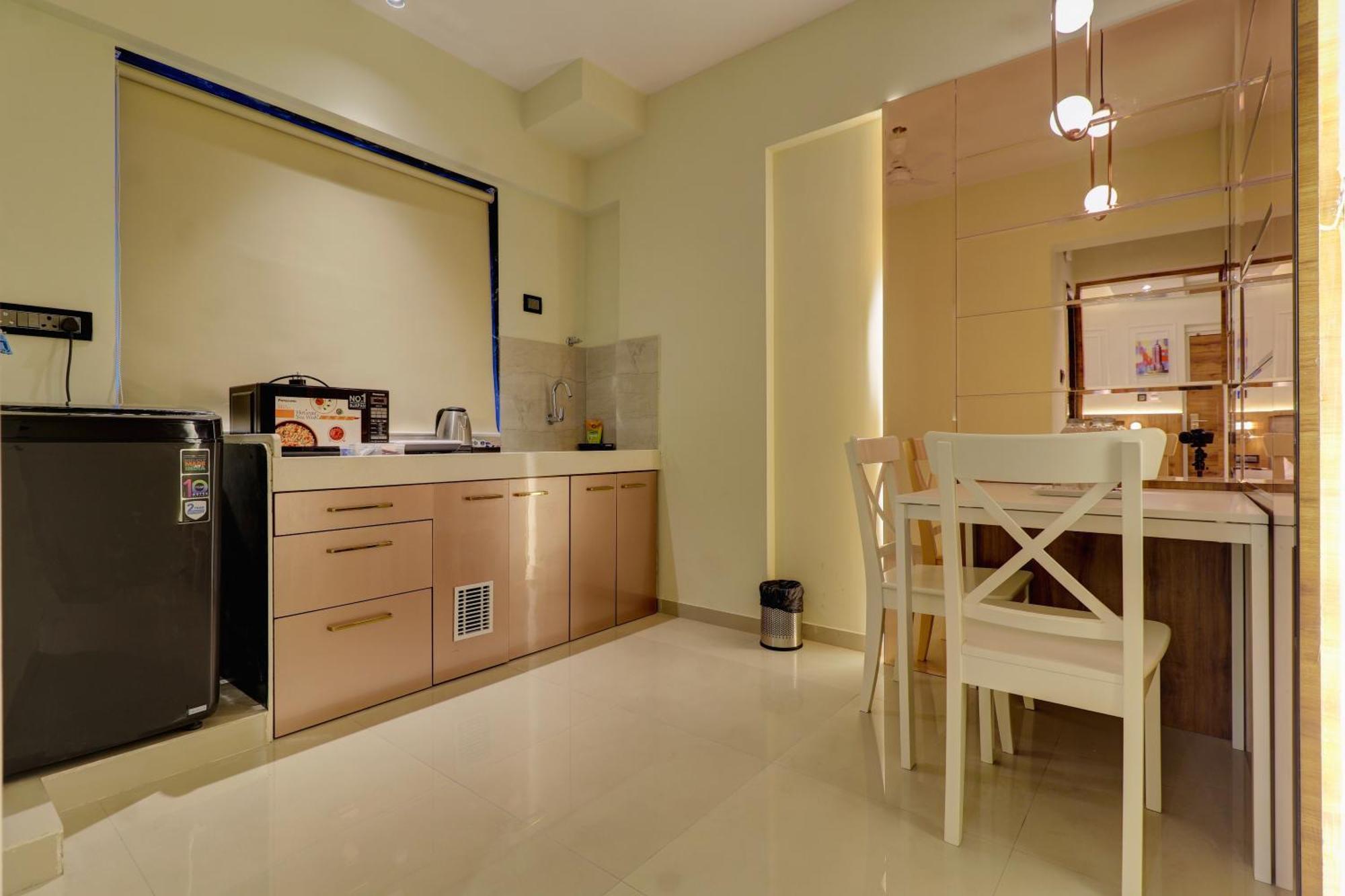 Home2 Studio Apartments 뭄바이 외부 사진