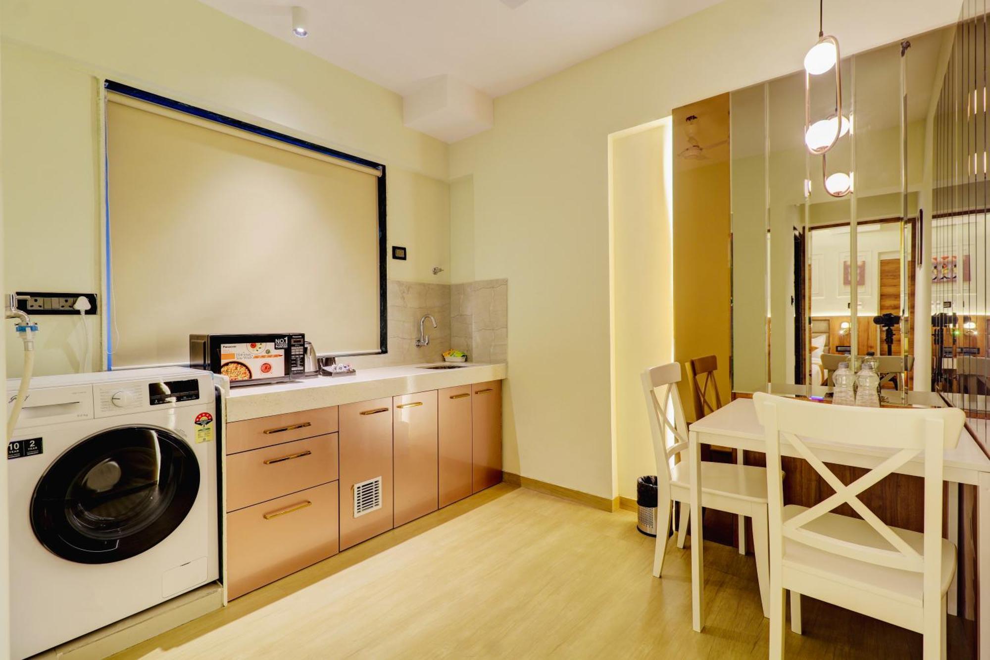 Home2 Studio Apartments 뭄바이 외부 사진